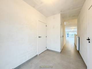 VOLLEDIG GERENOVEERDE GEZINSWONING met 4 SLAAPKAMERS en RUIME TUIN gelegen te Watervliet. Deze woning onderging in 2025 een TOTAALRENOVATIE en...