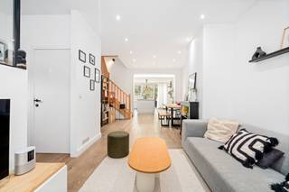 [[ DIT PAND NEEMT DEEL AAN DE ERA OPEN HUIZEN DAG OP 6/12 VAN 16:00 TOT 17:00 ]] 
<p>Te koop: instapklare gesloten woning in Grimbergen, gelegen in een rustige residentiële straat met vlotte bereikbaarheid.</p><p>Deze charmante woning uit begin 20ste eeuw combineert karakter met hedendaags comfort. Dankzij de zuid georiënteerde tuin geniet u de hele dag van zon en licht, ideaal voor ontspanning of gezellige momenten met familie en vrienden. De ligging in een rustige buurt biedt een aangename woonomgeving, terwijl winkels, scholen en openbaar vervoer snel bereikbaar zijn.</p><p><br /></p><p>Belangrijkste ruimtes:</p><p>• Woonkamer (27 m²) met veel lichtinval</p><p>• Keuken (20 m²) uitgerust met inductiekookplaat, vaatwasser, koelkast, diepvries, microgolfoven en dubbele spoelbak</p><p>• Badkamer (6 m²) met ligbad, dubbele wastafel, toilet en douche</p><p>• Douchekamer (3,5 m²) met inloopdouche en wastafel in meubel</p><p>• 3 slaapkamers (13 m², 8 m² en 26 m²)</p><p>• Kelder (52 m²) met wasruimte, ketelruimte en aansluitingen voor wasmachine en droogkast</p><p>• Inkomhal (4,4 m²)</p><p>• Apart toilet met handenwasser</p><p><br /></p><p>Troeven:</p><p>• Instapklare woning</p><p>• Zuid georiënteerde tuin</p><p>• Rustige residentiële ligging met vlotte bereikbaarheid</p><p><br /></p><p>Neem vandaag nog contact op met uw ERA-makelaar Charlotte Eeraerts voor een bezoek via via +32 2 335 11 12.</p><p>JOUW DROOMHUIS. ZO GEVONDEN!</p>