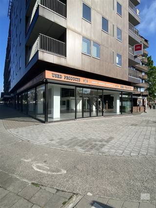 <p>Te koop: Commercieel pand in het hart van Sint-Niklaas – Ideaal voor diverse bedrijfsactiviteiten</p><p>Dit uitstekend gelegen commercieel pand, midden in het bruisende centrum van Sint-Niklaas, biedt een unieke kans voor ondernemers die op zoek zijn naar een strategische locatie met alle moderne voorzieningen. Of je nu een winkel, kantoor, showroom of een andere zaak wilt vestigen, dit pand biedt de ruimte en flexibiliteit die je nodig hebt om jouw bedrijf te laten groeien.</p><p>Locatie, locatie, locatie!<br />Gelegen op een van de meest centrale plekken van Sint-Niklaas, bevindt dit pand zich in een levendige commerciële zone met een grote passage van voetgangers en een hoge zichtbaarheid. Dankzij de nabijheid van het station, bushaltes en de vele parkeermogelijkheden in de buurt, is jouw zaak makkelijk bereikbaar voor zowel klanten als medewerkers. Bovendien is het pand perfect bereikbaar met de wagen en beschikt het over een ondergrondse parking, wat een belangrijke troef is voor zowel jouw personeel als bezoekers.</p><p>De indeling van het pand<br />Gelijkvloers: De commerciële ruimte op het gelijkvloers is ideaal voor winkel- of kantoorgebruik. Dankzij de grote raampartijen geniet je van veel natuurlijk licht en optimale zichtbaarheid. De open ruimte is flexibel in te delen en kan perfect aangepast worden aan jouw bedrijfsbehoeften.</p><p>Mezzanine: Boven het gelijkvloers bevindt zich een ruime mezzanine die uitstekend dienst kan doen als bureauruimte of extra opslagruimte. Het biedt een ideale werkplek met een open en luchtige sfeer, wat bijdraagt aan een aangename werkomgeving.</p><p>Kelder: Het pand beschikt ook over een ruime kelder die kan dienen als opslagruimte, archief of werkplaats. Deze extra vierkante meters bieden je de mogelijkheid om je bedrijfsvoering efficiënt en geordend te organiseren.</p><p>Ondergrondse parking: Een absolute meerwaarde is de ondergrondse parking die exclusief bij het pand hoort. Dit maakt het zowel voor klanten als medewerkers gemakkelijk om het pand te bereiken zonder zorgen over parkeerplaatsen.</p>