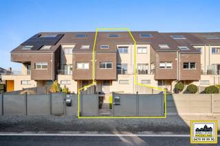 <p>"ABSOLUTE TOPPER" - Afspraak BEZOEKDAG ENKEL telefonisch via Iris Emic op 0483/ 36. 84. 25. De stukken van de woning zijn te consulteren op www.immo-zone.be. Deze moderne instapklare woning met 3 slpks, garage en tuin vinden we terug te Wettersesteenweg 129B, Sint-Lievens-Houtem. Indeling: Op het gelijkvloers treffen we de tuin en inkomhal met toegang tot de berging en zeer ruime garage. Via de vaste trap gaan we naar het 1e verdiep met de grote en lichtrijke leefruimte met eetplaats en zithoek en aansluitend de uitgeruste open keuken. Zowel vooraan als achteraan is er een terras aanwezig. Op het 2e verdiep zien we de 3 slaapkamers en badkamer. Op het 3e verdiep treffen we de grote slaapkamer en zolderruimte. Achteraan de woning is er de toegang tot de garage. Deze woning is een ABSOLUTE TOPPER voor starters en gezinnen. Gelegen nabij winkels, scholen, openbaar vervoer en op 4 km van de autosnelweg. P-score: C / G-score: A. <br />VOOR ZEER SNELLE BESLISSERS!!<br />IMMO ZONE RHODELAND  </p>