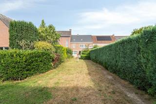 De eigendom wordt aangeboden via de Pre-sale formule. Op 16/09/2026 tussen 17:00 en 18:30 kan u het huis op afspraak komen bezichtigen en een bod uitbrengen uiterlijk op 18/09/2026 tot 10:00. De vermelde prijs is een instelprijs. <br /><br />Deze ruime burgerwoning is gelegen in het charmante Velzeke, op slechts enkele minuten rijden van het centrum in Zottegem. Hier geniet u van een fijne woonomgeving met landelijk karakter, vlakbij: winkels, scholen, openbaar vervoer en belangrijke verbindingswegen. <br /><br />De woning is energiezuinig (EPC C) en heeft een bruikbare oppervlakte van 262 m². <br /><br />INDELING:<br />Gelijkvloers: <br />* inkomhal <br />* leefruimte met aansluitende eetruimte <br />* keuken (1 jaar oud - Dovy keuken)<br />* apart toilet<br />* kelder<br />* inpandige garage <br /><br />Eerste verdieping:<br />* slaapkamer 1<br />* slaapkamer 2<br />* slaapkamer 3<br />* nieuwe badkamer met inloopdouche en toilet<br />* berging / bureauruimte <br /><br />Tweede verdieping:<br />* vaste trap naar zolder (mogelijkheid tot creëren van extra kamers)<br /><br />ALGEMENE INFORMATIE: <br />* elektriciteit conform<br />* dakisolatie aanwezig <br />* centrale verwarming op aardgas<br />* nieuwe laminaat vloer<br />* nieuwe keuken en badkamer (1j oud)<br />* aansluiting voor zonnepanelen voorzien<br />* dak vernieuwd in 2015<br />* ramen vernieuwd in 2006 (achteraan) en 2014 (vooraan)<br />* spouwmuren geïsoleerd in 2014<br /><br />De eigendom wordt aangeboden via de Pre-sale formule. Van 16/09/2026 om 17:00 tot 18/09/2026 om 10:00 kan u het huis op afspraak komen bezichtigen en een bod uitbrengen. De vermelde prijs is een instelprijs. Voor meer info, gelieve contact op te nemen met de dossierverantwoordelijke.<br /><br />Bestuursmaatregelen in het maatregelenregister: nee