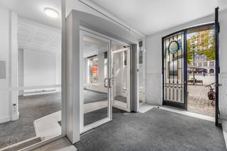 Op een absolute toplocatie in het hart van Leuven bevindt zich dit ruime gelijkvloerse handelspand van ca. 191 m², gelegen aan het Monseigneur Ladeuzeplein. Het pand geniet van een prachtig open zicht op het Ladeuzeplein en de Universiteitsbibliotheek en combineert zo een representatieve uitstraling met een uitstekende bereikbaarheid. Parking Ladeuze bevindt zich vlakbij, net als openbaar vervoer, het station en het volledige commerciële en historische centrum van Leuven. Binnen beschikt het pand over een ruime en polyvalente indeling, aangevuld met sanitair, een keuken en airconditioning. Dankzij de oppervlakte en centrale ligging leent het pand zich uitstekend voor verschillende professionele of commerciële activiteiten. Volgens het EPC beschikt de niet-residentiële eenheid over een bruikbare vloeroppervlakte van 191 m² en energielabel B. Huurprijs: €3.000/maand. Onmiddellijk beschikbaar. Interesse of graag een bezoek? Contacteer ons via info@homies.be of 016 15 37 11. HOMIÉS, an Eye for Immo.
