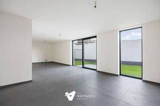 <p><span>Ruim gelijkvloers appartement met uitzonderlijke buitenruimte.</span></p><p><span> </span></p><p><span>Knap en ruim gelijkvloers appartement met 103,84 m² bewoonbare oppervlakte, 2 slaapkamers en terras van 9 m² met tuin van 28,89 m² biedt dit appartement bijzonder veel wooncomfort. De royale buitenruimte is een absolute troef en maakt dit appartement ideaal voor wie graag buiten leeft, ontspant of ontvangt.</span></p><p><span> </span></p><p><span>Binnen geniet u van een ruime indeling, veel comfort en de mogelijkheid om de keuken nog volledig naar eigen smaak te kiezen. Het voorziene keukenbudget bedraagt 12.500 euro excl. btw.</span></p><p><span> </span></p><p><span>De duurzame technieken inclusief zonnepanelen,zorgen voor een aangenaam binnenklimaat in elk seizoen: vloerverwarming in de winter, koeling in de zomer en ventilatie D voor gezonde luchtkwaliteit. Met E-peil 10 kiest u bovendien voor energiezuinig wonen en vrijstelling van het KI in de eerste 5 jaar,.</span></p><p><span> </span></p><p><span>Een ruim en comfortabel gelijkvloers appartement met een zeldzaam grote buitenruimte.</span></p><p><span> </span></p><p><span>6% BTW tarief mogelijk!</span></p>