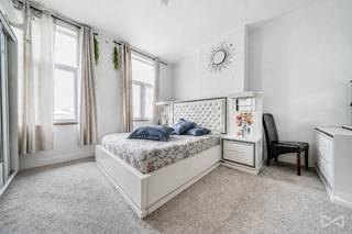 Info et visites: <br />anastasia.s@weinvest.be | 02 315 77 22 <br /><br />We Invest a le plaisir de vous présenter cet appartement 1 chambre à proximité du centre historique de Bruxelles. Le bien bénéficie d'une situation géographique stratégique (proximité avec le Quai des Charbonnage &amp; le Quartier Dansaert), ainsi que d'une excellente desserve (tram|métro|gare). L'appartement se situe dans une rue calme, dans une petite copropriété de 3 niveaux, sans ascenseur et SANS provision de charges. L'appartement de ±71m² se compose comme suit: séjour, cuisine, chambre, dressing (ou chambre d'enfant), sdb, water-closet. <br />Actuellement loué, l'acquéreur bénéficiera de la jouissance du bien par la perception des loyers ou communiquera le renom aux preneurs pour occupation personnelle afin d'en profiter personnellement. <br /><br />Electricité conforme.<br />PEB E avec 248 kwh/(m² .an). <br /><br />Grâce à sa situation stratégique, à proximité des commerces, des transports en commun, des écoles ainsi que des principaux axes de circulation, cet immeuble représente une excellente opportunité pour tout investisseur ou personne à la recherche d'une situation géographique centrale. Notez enfin que de légers rafraîchissements et un réaménagement des espaces seront à prévoir. <br /><br />Cave également disponible (+2.000 €)
