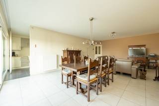 INDELINGDe inkomhal is uitgerust met een op maat gemaakte kast en een apart toilet. Achteraan bevindt zich de leefruimte en halfopen keuken waar men...