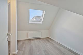 <p>Wie als investeerder kiest voor spreiding in plaats van afhankelijkheid van één huurder, vindt aan de Kaïrostraat 65-67 in Oostende een interessante opportuniteit. Deze karaktervolle hoekresidentie ligt nabij het centrum, het station, het Leopoldpark en de kust en omvat vijf afzonderlijke woonentiteiten.</p><p>Het pand biedt circa 347 m² privatieve verkoopbare oppervlakte en ongeveer 413 m² bruto vloeroppervlakte inclusief de gemeenschappelijke delen. De indeling bestaat uit een duplex met twee slaapkamers van circa 90 m², een duplex met één slaapkamer van circa 85 m², een studio van circa 51 m² en twee duplexappartementen met telkens één slaapkamer van circa 76 m² en 58 m². Samen zijn er zes slaapkamers.</p><p>Elke woonentiteit beschikt over een eigen keuken en sanitair. Praktische bergruimtes, patio’s en een gemeenschappelijke fietsenberging versterken het verhuurcomfort. Alle vijf units hebben een afzonderlijk EPC met label C en scores tussen 235 en 287 kWh/(m² jaar). Voor één duplexappartement werd bovendien een conformiteitsattest afgeleverd.</p><p>De mix van verschillende oppervlaktes en woontypes spreekt een brede huurdersgroep aan en spreidt het verhuurrisico. Zoek je een opbrengsteigendom waarmee je jouw vastgoedportefeuille in Oostende gericht kunt uitbreiden? Dan verdient dit geheel zeker jouw aandacht.</p><p>Interesse?</p>