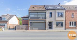 HERZELE - Dit volledig instapklaar, gelijkvloers appartement vindt u in een gebouw met twee entiteiten. Alle voorzieningen zoals scholen,...