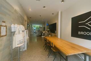 <h2><span>Instapklare handelsruimte vlakbij station, kantoren en stadscentrum.</span></h2><p><span>Klaar om te ondernemen zonder zorgen?</span></p><p><span>Ontdek deze </span><span>moderne en instapklare handelsruimte</span><span> van 66,20 m² op het gelijkvloers en 34,17 m² op -1 niveau, perfect gelegen in een dynamische en opgewaardeerde buurt van Mechelen. Dankzij de centrale ligging nabij het station, kantoren en het bruisende stadscentrum biedt dit pand een unieke kans voor ondernemers met ambitie.</span></p><h3><span>Troeven:</span></h3><ul><li><span>Veelzijdige mogelijkheden</span><span>: Geschikt voor uiteenlopende uitbatingen van horeca, koffiebar, broodjeszaak of take-away tot kantoor of winkelruimte.</span></li><li><span>Instapklaar en modern</span><span>: De ruimte is afgewerkt met kwaliteitsvolle materialen, moderne verlichting en een strakke vloerbekleding. U kan meteen starten zonder grote verbouwingen.</span></li><li><span>Optimale ligging</span><span>: Op wandelafstand van het station en omringd door kantoren en nieuwe projecten. Ideaal om een vast klantenbestand op te bouwen.</span></li><li><span>Verdieping -1</span><span>: Extra opslagruimtes, toiletten met lavaob en een functionele (was)ruimte.</span></li><li><span>Extra meerwaarde</span><span>: Achteraan geniet u van een groene en rustige buitenzone ideaal als pauzeplek of voor een creatieve invulling.</span></li></ul><h3><span>Waarom kiezen voor deze handelsruimte?</span></h3><p><span>Dit pand combineert </span><span>zichtbaarheid, bereikbaarheid en veelzijdigheid</span><span> met een frisse en hedendaagse uitstraling. In een buurt die volop in ontwikkeling is, krijgt u de kans om mee te groeien met de stad en uw zaak te vestigen op een toplocatie.</span></p>