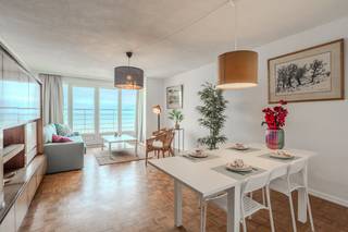 Instapklaar doorloop appartement met 1 slaapkamer en prachtig zicht op zee te koop te Middelkerke ! U bevindt zich op de zevende verdieping van...