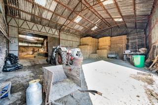CONTACT TEL Jeremy : +32(0)472 91 80 37 / E-MAIL : jeremy.champagne@weinvest.be<br /><br />Vaste bâtiment agricole et entrepôt situé à Gonrieux, commune de Couvin composé d'une surface d'entreposage de près de 500m², d'un bâtiment en pierres de 170m².<br />Nombreuses possibilités d'aménagements : transformation en habitation(s), entrepôt(s), ...<br /><br />Possibilité d'acquérir une parcelle de terrain contigüe : Faire offre à partir de 150.000€ pour le tout<br /><br />Faire offre à partir de 130.000 EUROS, sous réserve d'acceptation des propriétaires.<br />Informations indicatives et non contractuelles