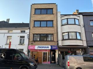 Centraal gelegen duplexappartement op 2deV, bestaande uit : Woonkamer met plankenvloer, ingerichte keuken en ingerichte badkamer. 3deV : Hall en...