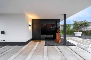 In de rustige en residentiële Eikelaarstraat in Genk bevindt zich één van de meest exclusieve en verfijnd afgewerkte nieuwbouwwoningen die vandaag...