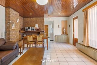 Maar liefst 12a 90ca grond met een ruime westgerichte tuin in Paal. Deze te renoveren gezinswoning aan de Katermeerstraat biedt 168 m² bewoonbare oppervlakte, 3 slaapkamers en royale leefruimtes. Naast een woonkamer van ca. 25 m² beschikt de woning over een afzonderlijke eetkamer van ca. 24 m², een garage, droge kelder en ca. 23 m² zolderruimte. De absolute troef is het ruime perceel van 1.290 m², waar u dankzij de westelijke oriëntatie volop geniet van de middag- en avondzon. Ook parkeren vormt geen probleem dankzij de ruime parkeermogelijkheden op het perceel. De Paalse Plas en golfclub bevinden zich bovendien op slechts ca. 1 km. Ontdek alle foto's en mogelijkheden op www.swevers.be of plan uw bezoek via 012 699 900. Bron bewoonbare oppervlakte: EPC-verslag.