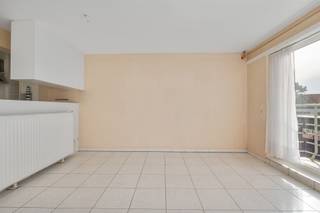 Appartement lumineux au premier étage (sans ascenseur) dans un petit immeuble proche de la gare. Séjour avec terrasse avant. Cuisine ouverte...