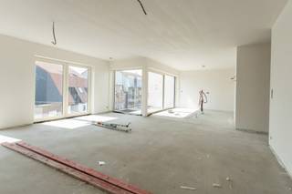 Residentie Ace is gelegen in het bruisende centrum van Wenduine, op een steenworp afstand van winkels, openbaar vervoer, tennis & minigolf en slechts 400 meter van het strand van Wenduine. Het project omvat 6 royale appartementen met een bewoonbare oppervlakte van 107 – 137 m2 en met prachtige terrassen. Hier heb je de keuze uit 2 - en 3 slaapkamerappartementen. Momenteel kan je hier nog genieten van het tijdelijk verlaagde BTW-tarief van 6%!
Uniek aan het project is niet alleen de doordachte architectuur, maar ook de nadruk op kwaliteit en duurzaamheid. Het streven naar alle nodige comfort gaat hand in hand met hoogwaardige afwerkingen en grote raampartijen die zorgen voor een lichtrijk gevoel, het hele jaar door. Deze energiezuinige bouw is niet alleen ecologisch verantwoord, maar ook duurzaam, met E-peilen lager dan E40. Zo opteert men bijvoorbeeld voor vloerverwarming gekoppeld aan geothermie, waardoor je geniet van een aangenaam en efficiënt woonklimaat. Tevens is er de mogelijkheid tot aanschaffen van een individuele berging en/of autostaanplaats.
Wens je meer informatie over Ace in het centrum van Wenduine? Contacteer ons via 050 70 81 74 of hello@keyimmo.be.