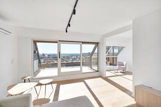 Dit vernieuwd duplex appartement beschikt over volgende indeling:<br />een lichtrijke woonkamer die toegang biedt tot een prachtig zonneterras met een adembenemend uitzicht, aansluitend een grote eetkamer, grenzend aan een moderne, volledig uitgeruste keuken. Een ruime praktische bijkeuken. Verder vindt u op deze verdieping een hal met vestiaire en een gastentoilet.<br />Aan de rustige achterzijde liggen twee stijlvolle slaapkamers, elk voorzien van een en-suite badkamer of douchekamer.<br /><br />De bovenverdieping biedt ruimte aan nog twee slaapkamers, elk uitgerust met een eigen doucheruimte.<br /><br />Het appartement beschikt over veel opbergruimte dankzij op maat gemaakte kasten.<br />Extra troeven: een privékelder en de mogelijkheid tot aankoop van een garage vlakbij.<br /><br />Uitzonderlijk groot gerenoveerd appartement op toplocatie te Duinbergen, prachtig aanbod.<br /> 