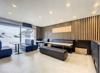 Compleet gerenoveerd handelspand-horeca of kantoor, gelegen aan het  Vlezenbeekplein met gratis parking voor de deur. Dit pand onderging recent een totaalrenovatie en beschikt actueel over een open multifunctionele ruimte met toonbank, achtergelegen stockruimte (alles is klaar om de keukentoestellen aan te sluiten) en sanitair. <br />Het pand is uitgerust met maatwerk en is begrepen in de verkoop. EPC LABEL D. Airco aanwezig. <br />VERNIEUWDE BEGLAZING: DUBBEL ALU. Dit gebouw maakt deel uit van een kleinschalige mede-eigendom. Elektriciteit: CONFORM.<br />De maandelijkse huurprijs bedraagt 1.500 euro. <br />Onroerende voorheffing ten laste van de huurder. <br />Aanvraag horecavergunning ten laste van de huurder. <br />Beschikbaar: onmiddellijk. <br /> <br />Benieuwd naar dit bedrijfsvastgoed te huur regio Sint-Pieters-Leeuw? <br />Contacteer stephanie@immodelestre.be of 0474 33 27 85. <br />www.immodeelestre.be <br />