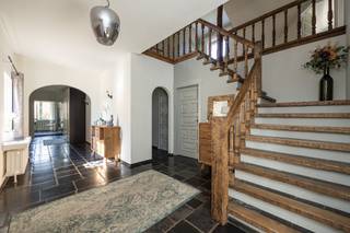 Discover this beautiful detached Tudor villa on a generous plot of 2,671 m² in Kontich, with an impressive 558 m² of living space. This unique...