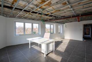Dit lichtrijke en instapklare kantoor in Mortsel combineert een strategische ligging met modulaire huurmogelijkheden. Dankzij de overvloed aan daglicht en de professionele inrichting ontstaat een werkomgeving die ideaal is voor kleine ondernemingen en groeiende organisaties. Bovendien zijn er momenteel nog vier units beschikbaar die modulair gehuurd kunnen worden. <br /><br />De indeling is als volgt:<br />- Unit 1: €840/maand (33m² + archief 5,7m²)<br />- Unit 2: €730/maand (30m²)<br />- Unit 3: €680/maand (27,5m²)<br />- Unit 4: €750/maand (34m²) <br /><br />Verder betreft het een kleinschalig gebouw, waardoor er geen hoge gemeenschappelijke kosten zijn. Ook is er een kitchenette en sanitair aanwezig. Elke unit wordt instapklaar opgeleverd en voorzien van een bureau met stoel. Tot slot, is de ruimte zowel vlot bereikbaar met het openbaar vervoer als met de wagen wegens de vele parkeermogelijkheden in de buurt. <br /><br />EPC: X<br /><br />Meer informatie of een bezoek? Neem vandaag nog contact op!