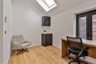 <span><strong>***alle informatie op www.connect-immo.be***</strong></span>
<p>Deze residentie is gelegen aan de Leuvense stadsrand, namelijk op de <strong>Geldenaaksebaan</strong>! Deze locatie biedt zowel voor studerende jongeren in Leuven, Heverlee én Brussel een goede uitvalsbasis. <br /><br />Niet alleen de rustige omgeving is een troef maar ook de faciliteiten in de nabijheid zijn mooi meegenomen. Zo kan je er het openbaar vervoer vinden op enkele meters van het gebouw. Supermarkten, printshops, apotheek… op wandel/ fietsafstand. Het verlengde van de straat geeft uit op Sportoase waar je als student kan deelnemen aan groepslessen of gewoonweg kan ontspannen. <strong>Abdij Van Park</strong> is een Norbertijenabdij gelegen aan Leuvense bossen en is de ideale uitvalsbasis voor studenten die naast het studeren wensen te ontspannen. Je geniet er als het ware van de natuur en dit op een boogscheut van Leuven. Men kan hier echt wel spreken van een verborgen parel.</p>
<span><strong>Residentie César</strong> is een </span><strong>vernieuwbouwproject </strong><span>en werd opgeleverd in oktober 2024</span><span>. De renovatie werd uitgevoerd met aandacht voor detail, afwerking en kwaliteitsvolle materiaalkeuze. Ook <strong>voldoet </strong>het gebouw aan </span><span>de gevraagde strenge </span><strong>energiezuinigheidsnormen</strong><span> van 2024. De entiteiten zijn kamers eigen sanitair en een studio, dewelke volledig bemeubeld aangeboden worden. Ook beschikken enkele units over een </span><strong>privatief terras</strong><span>, als dat niet geweldig is! Bovendien is er een <strong>inpandige </strong></span><strong>fietsenstalling</strong><span> en een <strong>gemeenschappelijke keuken met terras en tuin </strong>aanwezig zodat bewoners samen kunnen kokerellen!</span><br /><br /><span><strong>Interesse? Vraag je brochure op en plan uw bezoek in met onze Expert Investeringsvastgoed: Jacky@connect-immo.be of 0495 53 46 49</strong></span><br /><br /><span>EPC: 94 kWh/(m2jaar) - 3150724</span><br /><strong>Verkoop onder het registratiestelsel </strong><br /><span>Wg, G</span><span>dv, Gvkr, Gvv</span>