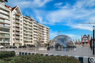 <p>Prachtige duplex-penthouse op een absolute topligging aan het Albertplein, met meerdere terrassen en indrukwekkende panoramische zichten over het Zoute en de zee. Een uitzonderlijke combinatie van ligging, open uitzichten, zonnige oriëntaties en royale buitenruimtes. Indeling: inkomhal met vestiaire en gastentoilet. De lichtrijke leefruimte omvat een salon met toegang tot een zuidwestgericht terras met adembenemend zeezicht, een eetplaats en een volledig uitgeruste open keuken. De keuken geeft uit op een ruim terras aan de achterzijde, waar u geniet van de ochtendzon en een open zicht tot aan de Approach Golf. Verder bevindt zich op dit niveau een eerste slaapkamer met ingemaakte kasten en ensuite douchekamer met lavabo en inloopdouche, evenals een praktische bergruimte. Op de bovenverdieping bevinden zich de nachthal en een bijkomende bergruimte met aansluiting voor wasmachine en droogkast. De tweede slaapkamer beschikt over ingemaakte kasten, een ensuite douchekamer en toegang tot een uitzonderlijk terras aan de zijde van het Albertplein. Van hieruit geniet u van indrukwekkende panoramische zichten op zee, het groen en de karaktervolle villa’s van het Zoute. De derde slaapkamer is eveneens voorzien van ingemaakte kasten en beschikt over een ensuite badkamer met dubbele lavabo, toilet, ligbad en inloopdouche. Het appartement is volledig uitgerust met airconditioning. Privatieve kelder en gemeenschappelijke fietsenberging in de residentie. Mogelijkheid tot aankoop van een autostaanplaats en/of één of meerdere garageboxen in de onmiddellijke omgeving. Een exclusieve duplex-penthouse met drie slaapkamers, verschillende terrassen en unieke vergezichten op een van de meest gegeerde locaties van het Zoute.</p>