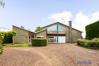 Welkom in een stukje architecturale geschiedenis waar karakter, ruimte en mogelijkheden samenkomen op een unieke locatie tussen Aalst en Wetteren.<br /><br />Dit uitzonderlijke domein ademt de sfeer van de iconische Expo 58-periode en vormt een zeldzame kans voor wie op zoek is naar een eigendom met uitstraling, historiek en veelzijdigheid. Hier woont u niet alleen in een woning, maar in een architecturaal concept met een ziel.<br /><br />Deze bijzondere eigendom bestaat uit twee halfopen bebouwingen die samen één uniek geheel vormen. Dankzij de indeling en de afzonderlijke voorzieningen biedt dit domein tal van mogelijkheden voor gezinnen, vrij beroepers, kangoeroewonen, zorgwonen, een praktijkruimte of zelfs een exclusief air b&b-concept. Ook ondernemers of creatievelingen die wonen en werken willen combineren, vinden hier de ideale basis om hun plannen werkelijkheid te maken.<br /><br />Het perceel van maar liefst 57 are is een ware groene oase. Omgeven door volwassen bomen en een prachtige parktuin geniet u hier elke dag van een instant vakantiegevoel. De combinatie van open ruimtes, verborgen hoekjes en een sterke connectie met de natuur zorgt voor een unieke woonbeleving waar privacy centraal staat.<br /><br />De linkse woning verwelkomt u via een centrale inkomhal die onmiddellijk uitgeeft op de tuin en zo meteen de typische modernistische architectuur voelbaar maakt. De leefruimte met open haard geniet van veel natuurlijk licht dankzij de grote raampartijen en vormt een warme plek om samen te komen. Verder beschikt deze woning over een keuken, authentieke badkamer, apart toilet en twee slaapkamers op het gelijkvloers. Op de verdieping bevinden zich nog een dressing en een bijkomende slaapkamer. De woning is bovendien voorzien van een kelder met inpandige garage.<br /><br />De rechtse woning beschikt eveneens over een gezellige en lichtrijke leefruimte, keuken, slaapkamer met aanpalende sanitaire ruimte en een garage. Het zolderverdiep werd omgevormd tot een extra slaapkamer en een royale masterbedroom met dressing en ontspanningsgedeelte, een unieke plek waar comfort en karakter hand in hand gaan. Ook hier is een praktische kelder aanwezig. Beide woningen beschikken bovendien over eigen nutsvoorzieningen, wat de flexibiliteit van het geheel nog extra versterkt.<br /><br />Liefhebbers van architectuur zullen onmiddellijk gecharmeerd zijn door de karakteristieke elementen van de modernistische Expo 58-stijl. Grote glaspartijen zorgen voor een overvloed aan natuurlijk licht en versterken de verbinding tussen binnen en buiten. De strakke lijnen, de combinatie van beton, hout en glas en het sterke contact met de terrassen en tuin creëren een tijdloze architectuur die vandaag opnieuw bijzonder gegeerd is.<br /><br />De ligging tussen Aalst en Gent zorgt bovendien voor een uitstekende bereikbaarheid. Hierdoor combineert deze eigendom moeiteloos wonen, werken en ontspannen op één unieke locatie.<br /><br />Dit is geen standaardwoning, maar een uitzonderlijk domein met karakter, geschiedenis en ongeziene mogelijkheden. Een eigendom die u moet voelen, beleven en ontdekken.<br /><br />EPC 177: 763 kWh - 20220427-0002580946-RES-1 / EPC 179: 431 kWh - 20260525-0003876545-RES-1<br /><br />Bent u op zoek naar een architecturale parel waar ruimte, privacy en potentieel samenkomen? Contacteer ons vandaag nog en laat u persoonlijk begeleiden tijdens een bezoek aan dit unieke pand.<br /><br />* Dit pand is onderhevig aan de renovatieverplichting opgelegd door de Vlaamse overheid voor residentiële gebouwen. Meer informatie vindt u op de website van het Vlaams Energie- en Klimaatagentschap.