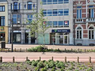 <p><span>SINT-NIKLAAS</span><span> - Vous recherchez un appartement prêt à emménager sur la Grand-Place ? Alors cet appartement pourrait bien vous convenir.</span></p><p><span> </span></p><p><span>Voici quelques-uns de ses atouts :</span></p><ul><li><span>Grande surface habitable (100 m²)</span></li><li><span>Magnifique vue sur la plus grande place de marché de Belgique</span></li><li><span>Jolie terrasse à l'arrière</span></li><li><span>Beau parquet dans tout l'appartement</span></li></ul><p><span> </span></p><p><span>Cet appartement spacieux de 212 m² est situé au deuxième étage d’un immeuble sur la Grand-Place de Saint-Nicolas. </span></p><p><span>Il offre une vue imprenable sur la vie animée de la ville et dispose de deux terrasses, l'une à l'avant et l'autre à l'arrière.</span></p><p><span> </span></p><p><span>Le logement dispose d’une surface habitable généreuse et d’un garage en sous-sol, accessible par la Grote Peperstraat. </span></p><p><span>De plus, un débarras privatif et un local commun p ment destiné aux vélos et aux poubelles sont prévus au sous-sol.</span></p><p><span> </span></p><p><span>L'agencement est le suivant :</span></p><p><span>Le hall d’entrée mène à un grand débarras/buanderie et à des toilettes séparées. Le magnifique salon est très lumineux et dispose d’un balcon et d’une terrasse à l’avant.</span></p><p><span>La cuisine équipée dispose de tous les appareils (plaque de cuisson, hotte, réfrigérateur, lave-vaisselle, four, four à micro-ondes) et comprend un coin repas.</span></p><p><span> </span></p><p><span>Le couloir de nuit est équipé de placards encastrés et offre suffisamment d’espace pour un bureau ou une bibliothèque. Des toilettes supplémentaires sont également prévues.</span></p><p><span>Il y a deux chambres spacieuses, chacune dotée d’une salle de bains attenante.</span></p><p><span>Ces deux chambres donnent également accès à la terrasse à l’arrière.</span></p><p><span>De plus, il y a une troisième pièce avec des placards encastrés qui peut servir de bureau supplémentaire ou de chambre d'amis.</span></p><p><span> </span></p><p><span> </span></p><p><span>Disponible </span><span>à partir du 1er juin 2023</span></p><p><span>Loyer</span><span>: € 1 300 (garage compris) + € 75 de charges communes</span></p><p><span>PEP</span><span>: 154</span></p><p><span> </span></p><p><span>Cet appartement vous intéresse ? N'hésitez pas à nous contacter pour plus d'informations ou pour organiser une visite.</span></p><p><span> </span></p>