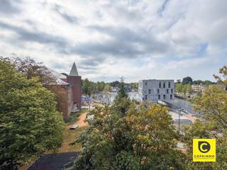 <p><span>Prachtig instapklaar 2-slaapkamerappartement met ruim zonneterras en garagebox in hartje Mortsel</span></p><p><span>Welkom in dit stijlvolle en moderne appartement, gelegen in een recente residentie met lift, midden in het bruisende centrum van Mortsel. Dit instapklare appartement combineert een hoogwaardige afwerking, veel natuurlijk licht en optimaal wooncomfort. Bovendien is een ruime afgesloten garagebox inbegrepen in de huurprijs.</span></p><h3><span>Indeling</span></h3><p><span>Bij het betreden van het appartement komt u terecht in de ruime leefruimte met grote schuiframen die uitgeven op een prachtig terras van ca. 30 m². Dankzij de uitstekende oriëntatie geniet u hier van een indrukwekkend uitzicht en volop natuurlijk licht.</span></p><p><span>De open keuken is volledig uitgerust met moderne inbouwtoestellen en beschikt over een centraal kookeiland met een werkblad in betonlook. De combinatie van warme houtaccenten en een strak design zorgt voor een stijlvolle en gezellige uitstraling.</span></p><p><span>De moderne badkamer is afgewerkt met kwaliteitsvolle materialen en voorzien van een ruime inloopdouche met glazen wand en hoogwaardig sanitair. Daarnaast is er een apart gastentoilet en een praktische berging.</span></p><p><span>Het appartement beschikt over twee volwaardige slaapkamers. De master bedroom is uitgerust met een ruime ingebouwde spiegelkast die zowel elegantie als extra opbergruimte biedt. De tweede slaapkamer is momenteel ingericht als bureauruimte.</span></p><p><span>Het royale terras is bereikbaar vanuit zowel de leefruimte als de slaapkamers en vormt een heerlijke plek om te ontspannen en te genieten van het open uitzicht.</span></p><p><span>Op niveau -1 bevindt zich een ruime afgesloten garagebox, inbegrepen in de huurprijs.</span></p><h3><span>Ligging</span></h3><p><span>Het appartement maakt deel uit van een recente residentie met lift en is gelegen in een aangename, groene en voetgangersvriendelijke omgeving. Winkels, scholen, openbaar vervoer en andere dagelijkse voorzieningen bevinden zich op wandelafstand, waardoor u geniet van een uitstekende bereikbaarheid.</span></p><h3><span>Troeven</span></h3><ul><li><span>Instapklaar en modern afgewerkt appartement</span></li><li><span>2 volwaardige slaapkamers</span></li><li><span>Ruim terras van ca. 30 m² met prachtig open uitzicht</span></li><li><span>Veel natuurlijke lichtinval</span></li><li><span>Volledig uitgeruste open keuken</span></li><li><span>Praktische berging</span></li><li><span>Vloerverwarming</span></li><li><span>Lift aanwezig</span></li><li><span>Ruime afgesloten garagebox inbegrepen in de huurprijs</span></li><li><span>Centrale ligging in het centrum van Mortsel</span></li><li><span>Gunstig EPC</span></li></ul><p><span>Onmiddellijk beschikbaar</span></p>