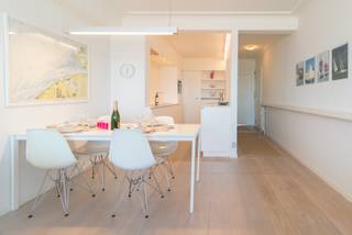 HEEL MOOI STIJLVOL VERNIEUWD APPARTEMENT MET FRONTAAL ZEEZICHT<br />Dit mooie, vernieuwde appartement op de 4de verdieping van de “Residentie Regence“ is volledig instapklaar.<br />Vanuit de woonkamer kan U volop genieten van het prachtige zicht op zee en de vaargeul.<br />De hedendaagse open keuken werd voorzien van alle comfort : inductiekookplaat, vaatwas, koelkast en vriezer en veel opbergruimte.<br />Naast de keuken is een praktische berging voorzien met wasmachine en droogkast.<br />De mooie badkamer heeft een instapdouche en dubbele lavabo met meubel.<br />Er is een afzonderlijk toilet. Achteraan vindt u 2 slaapkamers waarvan 1 uitgeeft op het zonneterras aan de achterzijde. In de residentie is er ook een individuele kelder.
<ul>
<li>Oppervlakte appartement : 77 m² + terras</li>
<li>Private kelder in de Residentie</li>
<li>Gemeubeld met italiaanse designmeubelen B&B Italia</li>
<li>KI: € 1.175,00</li>
<li>Positieve elektrische keuring</li>
<li>Centrale verwarming op aardgas</li>
<li>EPC : 114 kWh/(m² jaar) - Label B</li>
</ul>