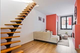 <p><span>Op zoek naar een woning waar je zonder zorgen je intrek kan nemen? Deze instapklare rijwoning in de Kasteelstraat te Duffel werd tussen 2018 en 2024 gerenoveerd en combineert hedendaags wooncomfort met een praktische indeling en een aangename lichtinval. Bovendien beschikt de woning over een </span><span>EPC-label B, een conforme elektrische keuring, een asbestvrij attest en zonnepanelen</span><span>. Een zorgeloze aankoop dus! De woning is bovendien gunstig gelegen, op korte afstand van het centrum van Duffel en tal van winkels, scholen, openbaar vervoer en andere voorzieningen.</span></p><p><span>We betreden de woning via de inkomhal, waar plaats is voorzien voor een vestiaire. De stijlvolle stalen deur met glas geeft alvast een eerste inkijk in de gezellige leefruimte. Vooraan bevindt zich de sfeervolle zithoek, waar de gashaard zorgt voor extra gezelligheid. Deze ruimte loopt naadloos over in de ruime eethoek met open keuken. Dankzij de lichtkoepel en lichtstraat geniet de leefkeuken van een </span><span>overvloed aan natuurlijk daglicht</span><span>, wat zorgt voor een aangenaam en ruimtelijk gevoel. De ideale plek om gezellig samen te koken, te tafelen en te ontspannen.</span></p><p><span>Achteraan op het gelijkvloers bevinden zich een apart gastentoilet en de badkamer. Deze is uitgerust met </span><span>zowel een ligbad als een inloopdouche</span><span>, een lavabo en aansluitingen voor wasmachine en droogkast. De praktische ingemaakte kast zorgt bovendien voor extra opbergruimte. Het gezellige, </span><span>onderhoudsvriendelijke tuintje</span><span> vormt de ideale plek om op zonnige dagen tot rust te komen.</span></p><p><span>Op de eerste verdieping bevinden zich twee slaapkamers. De tweede verdieping biedt nog een </span><span>derde slaapkamer </span><span>en een extra </span><span>polyvalente ruimte</span><span> die je volledig naar eigen wens kan inrichten, bijvoorbeeld als bureau, dressing of hobbyruimte. Tot slot beschikt de woning over een kelder van circa 15 m², ideaal als bijkomende bergruimte.</span></p>