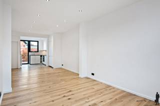 <strong>Energiezuinig appartement met 3 ruime slaapkamers en terras pal in het centrum van Edegem</strong><br /><br />Dit net gerenoveerde duplexappartement is ideaal gelegen in het centrum van Edegem. Het beschikt over drie ruime slaapkamers en biedt dankzij de duplexindeling een aangename en praktische indeling. De mooie afwerkingsgraad zorgt voor een moderne en stijlvolle uitstraling. Bovendien kan u heerlijk genieten van het gezellige terras, perfect om tot rust te komen in een centrale maar aangename omgeving.<br /><br /><strong>Algemeen:</strong><br />- Bewoonbare oppervlakte: ca. 126 m² + terras 7 m²<br />- Gunstig EPC met A score<br />- Optimale lichtinval<br />- Leefkeuken met toegang tot het terras <br />- 3 ruime slaapkamers <br />- Badkamer met inloopdouche<br />- Beschikbaarheid: onmiddellijk<br />- Geen gemeenschappelijke kosten <br /><br /><strong>Onmiddellijke omgeving:</strong><br />- Zeer vlotte bereikbaarheid naar Antwerpen en Brussel (E19)<br />- Scholen, winkels, openbaar vervoer op fiets- en wandelafstand<br />- Pal in het centrum van Edegem<br />- Op wandelafstand van park Hof ter Linden<br /><br /><strong>Technische kenmerken/renovaties:</strong><br />- Renovatiejaar: 2025<br />- EK conform; ventilatie type D<br />- Parketvloeren in het gehele appartement<br />- Individuele meters voor water, gas en elektriciteit<br /><br /><strong>Indeling:</strong><br />- Inkomhal met toegang naar de bergruimte met voorzieningen WM/DK<br />- 3 ruime slaapkamers<br />- Leefkeuken met toegang tot het terras<br />- Badkamer met enkele lavabo, toilet en inloopdouche <br />- Leefruimte met optimale lichtinval <br /><br />Voor meer informatie kan u terecht op www.deboerenpartners.be.