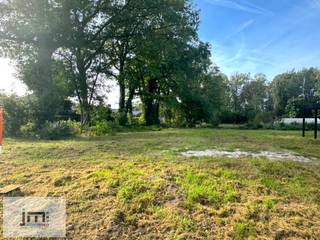 Deze bouwgrond voor open bebouwing vinden we terug in Houthalen-Helchteren en telt een oppervlakte van 681m².<br /><br />De breedte van de grond aan de straatzijde bedraagt 19,49m en is zuidwest georiënteerd.<br /><br />Verdere informatie en verkavelingsvoorschriften beschikbaar op kantoor.