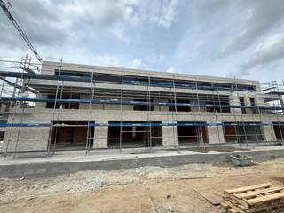 <p>Voor meer info of een bezoek 053 59 49 34 - Op een<strong> toplocatie in Liedekerke</strong> wordt dit <strong>prachtige nieuwbouwproject “Baron de L</strong>” ontwikkeld. Deze luxueuze nieuwbouwresidentie bestaat uit 15 nieuwbouwappartementen (gelijkvloerse appartementen alsook duplex appartementen) met zowel de keuze uit 1, 2 of 3 slaapkamers alsook een ruime woning (halfopen bebouwing)! De bouwheer en de architect hebben deze residentie ontworpen met het oog op de toekomst waarbij rekening gehouden werd met kwalitatieve materialen, duurzaam bouwen en <strong>energiezuinige installaties</strong> (warmtepomp, zonnepanelen, isolatie). Tevens beschikt ieder appartement over een zeer ruim terras waarbij er onmiddellijke connectie is met de leefruimte, waardoor we enorm lichtrijke eet- en leefruimtes creëren! Open ruimten, lichtinval, <strong>energiezuinigheid, kwalitatieve afwerking en materialen</strong> worden hier hoog in het vaandel gedragen. Dit in combinatie met een toplocatie maakt dit project een pareltje in het centrum van Liedekerke! Aan parkeergelegenheid geen gebrek! Er zijn zowel <strong>ondergrondse als bovengrondse staanplaatsen</strong> alsook bergingen te koop. <strong>Afwerking van de entiteiten kan naar eigen smaak en budget.</strong></p>
<p><strong>*Prijs vermeld in de advertentie betreft prijs excl. BTW en kosten</strong></p>