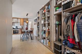 Ontdek deze charmante woning in Deerlijk, ideaal voor wie comfort en stijl wil combineren. Binnenin treft u een ruime woonkamer met veel...