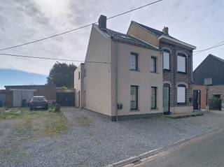 <p><span>CO IMMO VERKOOPT TE RENOVEREN 3-GEVEL OP TOPLOCATIE IN STEENOKKERZEEL!</span></p><p><span> </span></p><p><span> </span></p><p><span>Te renoveren 3-gevelwonig op 2 percelen goed voor samen 7a 35ca, gelegen in een rustige straat in Steenokkerzeel. </span></p><p><span> </span></p><p><span>Via de inkomhal met apart toilet, trap en nis voor vestiaire komen we in de leefruimte. Verder hebben we op het gelijkvloers een praktische en gezellige ontbijthoek en keuken met zicht op de tuin. Op de verdieping zijn 2 ruime slaapkamers, bureau en badkamer. Met de uitklapbare trap is ook de zolderkamer bereikbaar die kan dienen als extra slaapkamer. </span></p><p><span>De woning is deels onderkelderd en beschikt over een ruime garage van 40m2. </span></p><p><span> </span></p><p><span>Troeven: </span></p><p><span>- Dubbele beglazing PVC 2022;</span></p><p><span>- Condenserende ketel op gas 2015;</span></p><p><span>- 8 Zonnepanelen 2024;</span></p><p><span>- EPC D. </span></p><p><span> </span></p><p><span>Stedenbouwkundige inlichtingen in aanvraag. </span></p><p><span> </span></p><p><span>Contacteer ons nu voor een bezoek via <span>info.steenokkerzeel@co-immo.be</span></span><span> ! </span></p><p><span> </span></p>