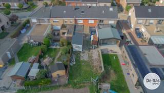 EERSTE BEZOEKDAG ZATERDAG 24/10 VAN 10U TOT 14U (enkel op afspraak!)<br /><br />ZELE - Deze te renoveren woning kunt u vinden in een rustige, kindvriendelijke buurt te Zele. Alle voorzieningen zoals supermarkten, scholen, winkels, openbaar vervoer en het station zijn vlakbij. Daarnaast geniet deze woning een heel goede bereikbaarheid door de nabijheid van de op- en afrit van de E17.<br /><br />Naar indeling toe beschikt de woning op het gelijkvloers over een inkomhal, een ruime woonkamer, een bergruimte onder de trap, een keuken en een berging. Op de eerste verdieping bevinden zich 3 ruime slaapkamers, de badkamer en de nachthal. Verder is er ook nog een ruime zolder. Buiten is er ook nog een tuinberging, een toilet en een garage.<br /><br />Naar comfort toe is de woning voorzien van een vernieuwd dak (2010), enkele beglazing (ALU), verwarming met gaskachels (keuken en woonkamer),...<br /><br />De leuke tuin met zijn prachtig verzicht is een extra troef! <br /><br />Kortom, bent u opzoek naar een te renoveren woning met 3 slaapkamers in een rustige doch centrale buurt? Aarzel dan niet en maak snel uw afspraak: 053/60.65.60<br /><br />De vermelde prijs is een richtprijs. Na ontvangst van de biedingen zal de verkoper beslissen of hij/zij de eigendom verkoopt aan het beste bod. De richtprijs is aldus niet bindend voor de verkoper. Voor meer info kunt u ons contacteren of het reglement raadplegen op onze website.