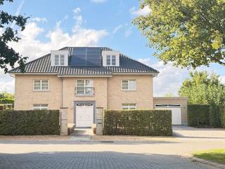 Stijlvolle villa met verwarmd zwembad en poolhouse in Tongeren 


In een rustige, residentiële wijk op wandelafstand van het centrum van Tongeren bevindt zich deze hoogwaardig afgewerkte villa uit 2008. De woning biedt een uitzonderlijke bewoonbare oppervlakte van circa 423 m² op een perceel van 13a 52ca en combineert ruimte, comfort en privacy.


Het gelijkvloers omvat een ruime inkomhal, een lichtrijke woonkamer van circa 67 m² met gashaard en grote raampartijen, en een stijlvolle keuken met eetkamer van circa 38 m². Daarnaast zijn er een praktische berging, een keukenberging en een inpandige garage.


De afzonderlijke wachtkamer en het ruime kantoor vormen een grote troef voor wie thuiswerkt of een vrij beroep uitoefent.

De woning beschikt over vijf volwaardige slaapkamers en twee badkamers. Op de tweede verdieping bevindt zich bovendien een polyvalente ruimte van circa 49 m², ideaal als speelkamer, hobbyruimte, fitness of extra bureau.


De zuidwestgerichte tuin biedt veel privacy en beschikt over een verwarmd buitenzwembad met warmtepomp van circa 48 m², ruime terrassen met elektrisch bediende zonneluifels en een ingericht poolhouse met afzonderlijke technische berging. Er is parkeergelegenheid voor drie wagens en een aparte staanplaats voor een aanhangwagen of camper.


De villa is verder uitgerust met vloerverwarming op het gelijkvloers, centrale verwarming op gas, 36 zonnepanelen, houten ramen met hoogrendementsglas en een inpandige garage met sectionale poort.


Scholen, winkels, openbaar vervoer en het centrum bevinden zich vlakbij. Ook de E313 en E40 zijn vlot bereikbaar.

Belangrijkste troeven
Circa 423 m² bewoonbare oppervlakte
Perceel van 13a 52ca
Vijf slaapkamers en twee badkamers
Kantoor met afzonderlijke wachtkamer
Polyvalente ruimte van circa 49 m²
Verwarmd zwembad met warmtepomp en ingericht poolhouse
Zuidwestgerichte tuin
36 zonnepanelen
Inpandige garage en ruime parkeermogelijkheden
Rustige ligging nabij het centrum van Tongeren


