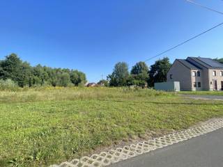 BOUWGROND :<br />- Perceeloppervlakte : 951 m²<br />- Oriëntatie : Zuidwesten<br />- Perceelbreedte : 20,59 m tegen de straat <br /><br />BOUWVOORSCHRIFTEN :<br />- Vrijstaande bebouwing<br />- Bouwdiepte: 17m - zie plan<br />- Schuindak<br />- Minimum 3m van de zijdelinkse perceelsgrens bouwen<br />- Bijgebouw max 75 m² (houten tuinhuisje max 12 m²)<br />- Volledige bouwvoorschriften te verkrijgen op kantoor<br /><br />3 naastgelegen percelen met elke een breedte aan de straat van ca 19-20m :<br />- Kad nr. Sect A 258 F - 990 m² - Vraagprijs 185.000 euro<br />- Kad nr. Sect A 259 E - 985 m² - Vraagprijs 185.000 euro<br />- Kad nr. Sect A 259 F - 985 m² - Vraagprijs 185.000 euro<br /><br />POSITIEVE PUNTEN :<br />- Mooie verhouding perceel / te bebouwen woonruimte<br />- Mogelijkheid om achteraan een perceel weiland van 2.608m² bij aan te kopen<br />- Geen inkijk van buren achteraan<br />- Ruim verzicht achteraan<br />- Goede verbinding naar E313<br />- Autoluwe straat