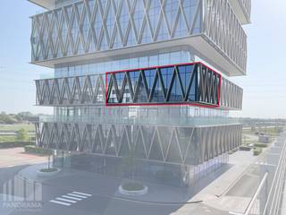 Op het bedrijvige Westwing Park te Roeselare bevindt zich deze instapklare nieuwbouwkantoorruimte met een oppervlakte van ca. 238 m² te koop.<br /><br />De lichtrijke kantoorruimte is voorzien van sanitair, een verhoogde computervloer en een verlaagd akoestisch plafond met geïntegreerde verlichting, ventilatie en verwarming/koeling. Een dubbele toegang biedt extra flexibiliteit en gebruiksgemak. De ruimte kan flexibel worden ingedeeld in 6 afzonderlijke kantoor- en/of vergaderruimtes.<br /><br />Daarnaast beschikt het kantoor over twee ondergrondse parkeerplaatsen, uitgerust met laadpalen en zijn er vier bovengrondse parkeerplaatsen in de parkeertoren beschikbaar. (Prijs inclusief parkeerplaatsen.)<br /><br />Deze lichtrijke kantoorruimte is onmiddellijk beschikbaar en geniet van een strategische ligging langs de E403, in de nabijheid van AZ Delta en het C-Hotel Westwing, wat zorgt voor een uitstekende bereikbaarheid en visibiliteit. Westwing Tower onderscheidt zich door zijn sterke focus op duurzaamheid en innovatie en is het eerste kantoorgebouw in West-Vlaanderen dat het BREEAM Outstanding-certificaat heeft behaald.<br /><br />Contacteer PANORAMA B2B voor meer inlichtingen, plannen of een vrijblijvend plaatbezoek 0479 01 70 70.
