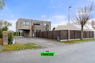 Ontdek deze moderne en lichtrijke villa in de geliefde Ibislaan te Bredene, gebouwd in 2000 en omgeven door rust en groen. Dankzij de...