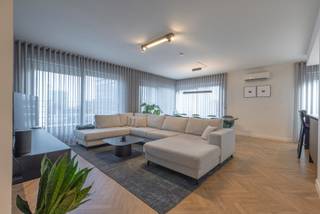 <p>Dit prachtig appartement penthouse met twee slaapkamers in de residentie Botanique biedt een ideale combinatie van comfort en centrale ligging.<br /><br />Gelegen langs de Boulevard du Jardin Botanique, geniet u van een lichtrijke woonkamer met aansluitend een groot, aangenaam terras met een mooi panoramisch zicht op de skyline van Brussel, nieuwe geïnstalleerde keuken met alle comfort, een badkamer met douche, wasplaats / berging en een afzonderlijk toilet. <br /><br />Dit appartement is ideaal voor eigen bewoning of als investering.<br /><br />Met het metrostation Rogier en het Noordstation op slechts 5 minuten lopen, zijn de vervoersverbindingen uitstekend. Daarnaast ligt het Brouckèreplein en de Grote Markt op loopafstand, waar u kunt genieten van de levendige sfeer van Brussel. Een perfecte plek voor wie het stadsleven wil ervaren!</p>