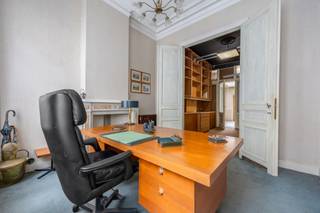 <p>Authentieke herenwoning op een toplocatie in Deurne<br /><br />In een rustige en aangename straat in Deurne bevindt zich deze karaktervolle herenwoning, een bijzonder pand voor wie op zoek is naar ruimte, authenticiteit en een woning met een ziel. Gelegen in de Plankenbergstraat geniet de woning van een uitstekende ligging: op wandelafstand van het prachtige Rivierenhof en de vele voorzieningen van Deurne, terwijl belangrijke invalswegen en verbindingen naar Antwerpen en omgeving zich vlakbij bevinden. Een ideale combinatie van rustig wonen en een vlotte bereikbaarheid.</p>
<p>Achter de gevel schuilt een woning met een uitstraling die vandaag nog maar zelden wordt aangeboden. De talrijke authentieke elementen geven het huis een bijzonder karakter en vertellen het verhaal van een andere tijd. Hoge ruimtes, karaktervolle details en de typische charme van een herenwoning vormen de basis voor een woning die, mits de juiste visie en aandacht, opnieuw tot haar volle glorie kan worden gebracht.</p>
<p>De woning beschikt momenteel over 3 slaapkamers en drie bijkomende polyvalente ruimtes, waardoor er een uitzonderlijke hoeveelheid ruimte en mogelijkheden aanwezig is. Daarnaast zijn er een keuken, badkamer en een aangename stadstuin die een rustige plek biedt. De huidige indeling laat ruimte voor verschillende toekomstplannen en kan, afhankelijk van de wensen van de nieuwe eigenaar, verder worden aangepast en gemoderniseerd.</p>
<p>De woning vraagt vandaag om een renovatie en opfrissing, maar net daarin schuilt haar grootste troef. Dit is een pand met een authentieke basis en een karakter dat moeilijk opnieuw te creëren valt. Ook de omgeving draagt bij aan het bijzondere karakter. Vanuit de woning kijkt men uit op de woning die werd opgericht ter ere van Peter Benoit, een opmerkelijk stukje erfgoed dat de historische sfeer van deze omgeving extra kracht bijzet.</p>
<p>Bent u klaar om een volledig nieuw hoofdstuk te beginnen? Contacteer Arno via arno@reds.be of +32 498 66 21 41</p>