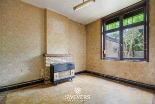 Voor meer info en foto’s, surf naar www.swevers.be – Deze te renoveren rijwoning in de Banneuxwijk combineert een rustige ligging met de nabijheid van het centrum van Hasselt. Nieuwveldstraat 26 dateert uit 1934 en biedt circa 100 m² bewoonbare oppervlakte op een perceel van 207 m². Dankzij het renovatiepotentieel kan je de woning volledig aanpassen aan je eigen woonstijl en behoeften. Op het gelijkvloers geeft de inkomhal toegang tot twee leefruimtes: de living van 14,40 m² en een tweede leefruimte van 10,78 m². De keuken van 6,16 m² sluit aan op de living, met de badkamer erachter. Achteraan zorgen de binnenkoer en een tuin van circa 120 m² achter de tuinberging voor een aangename buitenruimte met voldoende privacy, en bieden ze ruimte om bijvoorbeeld een grote leefruimte te creëren. Bij een renovatie zijn er verschillende mogelijkheden om de indeling en verbinding met de tuin eigentijds vorm te geven. De woning telt momenteel drie slaapkamers van 11,03 m², 11,52 m² en 4,51 m². De kleinste kamer is ideaal als bureau, dressing of kinderkamer. Verder is er een zolder van circa 20 m², die extra bergruimte of bijkomend potentieel biedt. Ook zijn er rolluiken aanwezig. De ligging is praktisch: Hasselt centrum ligt op circa 2 km, winkels op 700 meter, restaurants op 280 meter, een school op 220 meter en openbaar vervoer op slechts 150 meter. Zo combineer je rustig wonen met een vlotte bereikbaarheid van dagelijkse voorzieningen. Voor meer informatie, bel 011 255 155. Bron bewoonbare oppervlakte: EPC – verslag. Dit pand is onderworpen aan de renovatieverplichting van de Vlaamse overheid voor residentiële gebouwen (behoudens bij sloop binnen 5 jaar na de aankoop). Consulteer voor meer informatie de website van het Vlaams Energie- en Klimaatagentschap via https://www.vlaanderen.be/een-huis-of-appartement-kopen/renovatieverplichting-voor-residentiele-gebouwen.