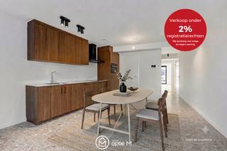 <h2><span>Energiezuinig en compleet appartement gelegen in de Burgemeester Bollenstraat 38 in Hasselt</span></h2>
Dit appartement te koop biedt alles wat je zoekt: comfort, duurzaamheid en een topligging. Het is gelegen vlak bij alle hotspots van Hasselt, met winkels, horeca en scholen op wandelafstand. Of je nu op zoek bent naar je eerste appartement in Hasselt, een nieuwe start of een slimme investering, hier woon je zorgeloos en in het centrum van Hasselt.<br /><br />Het appartement combineert een open, lichte leefruimte met een moderne open keuken met zicht op het tuintje. Verder geniet je van een slaapkamer met parketvloer, een nieuwe badkamer met inloopdouche en lavabo, een apart gastentoilet en vloerverwarming. Dit appartement, gelegen op het gelijkvloers biedt ook de mogelijkheid om een autostaanplaats bij te kopen.<br /><br />De combinatie van warmtepomp, zonnepanelen en vloerverwarming zorgt voor een EPC A, een laag energieverbruik en een hoog wooncomfort. Er is ook een wachtleiding voorzien voor het plaatsen van een laadpaal.<br /><br /><strong>Wat is er INBEGREPEN?</strong>

<ul>
	<li>Gemeenschappelijke fietsenberging</li>
	<li>Het appartement is professioneel geschilderd ter waarde van € 6.000</li>
	<li>Verlichting werd reeds geïnstalleerd ter waarde van € 1.500</li>
</ul>
<strong>Zin om dit appartement van dichtbij te ontdekken?</strong><br />Mail carine@optie-m.be of bel haar op 0478 41 58 70. Ze maakt graag tijd voor jou!<br /><br />*Prijs is exclusief kelderberging en aansluitkosten<br /><br />Wens je graag een gratis en vrijblijvende schatting van je woning? Contacteer ons gerust voor een afspraak.<br /><br />VG - WG -  GMO - GVKR - GVV
