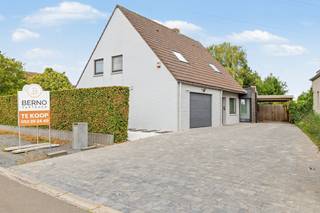 <p>Riante, instapklare villa met tuinpaviljoen en garage op 1.065m²<br /><br />Welkom aan de Terlinden 73 in Merchtem. Deze verrassend ruime en continu vernieuwde villa combineert een uitzonderlijk woonvolume met een uitgestrekt, groen perceel.<br /><br />Met maar liefst 200m² aan bewoonbare oppervlakte (exclusief de garage en de zolder) en een prachtige, vergunde uitbouw, biedt dit pand de perfecte balans tussen rust, ruimte en modern wooncomfort.<br /><br /><strong>Ruimte en lichtinval</strong><br />Bij binnenkomst valt direct de ruimtelijkheid van de woning op. Dankzij de slimme uitbouw geniet de leefruimte en moderne open keuken van een overvloed aan natuurlijk licht en een naadloze connectie met de buitenomgeving. De ramen werden in 2017 volledig vernieuwd, wat niet alleen zorgt voor een frisse uitstraling, maar ook voor uitstekende isolatie.<br /><br /><strong>Hoogwaardig vernieuwde bovenverdieping</strong><br />De woning is door de jaren heen met veel zorg gemoderniseerd. De volledige bovenverdieping kreeg in 2023 een grondige en stijlvolle make-over met compleet vernieuwde badkamer (afgewerkt met hoogwaardige materialen). Om het slaapcomfort te maximaliseren, is er tevens in 2023 een modern airconditioningsysteem geïnstalleerd, waardoor u tijdens alle seizoenen geniet van een perfect binnenklimaat.<br /><br /><strong>Een droom van een buitenruimte</strong><br />Het absolute pronkstuk van dit eigendom is de riante tuin op een perceel van 1.065 m². Hier komt u volledig tot rust. In de tuin vindt u een prachtig tuinpaviljoen. Deze stijlvolle buitenlounge met aansluitend tuinhuis is de ultieme plek om in alle privacy te ontspannen of gasten te ontvangen tijdens lange zomeravonden.<br /><br /><strong>Praktisch en energiebewust</strong><br />Naast comfort is er ook sterk ingezet op functionaliteit en duurzaamheid:<br />- Zonnepanelen: De woning is voorzien van een zonnepanelen-installatie, wat een aanzienlijk voordeel oplevert voor de energierekening.<br />- Parkeergelegenheid: De indrukwekkende oprit van liefst 110 m², de praktische carport én de inpandige garage (voorzien van een nieuwe automatische poort) bieden meer dan voldoende plaats voor meerdere wagens<br />- Elektriciteit is conform<br />- Asbestveilige woning<br /><br />Bent u op zoek naar een instapklare woning met royale afmetingen en een adembenemende buitenruimte in Merchtem? Dan is Terlinden 73 absoluut een bezoek waard. Neem vandaag nog contact op voor een bezichtiging en laat u verrassen door de vele troeven van deze prachtige thuis. Per mail via xavier@berno.be of telefonisch op het nummer 052 20 24 40.</p>