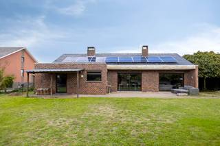 <p>Cette spacieuse maison familiale située avenue Regenbooglaan à Hasselt vous offre un cadre de vie agréable, avec beaucoup d’espace intérieur et extérieur. Implantée sur un terrain de 1017m² et offrant une surface habitable de 199m², la maison bénéficie d’une disposition pratique entièrement de plain-pied. Les quatre chambres à coucher et la salle de bains se trouvent au même niveau, ce qui rend la maison particulièrement fonctionnelle au quotidien.</p><p>À l’intérieur, vous découvrez une habitation offrant une organisation pratique et de nombreuses possibilités. Les espaces de vie permettent d’aménager confortablement un salon et une salle à manger. Les quatre chambres à coucher à part entière conviennent parfaitement à une famille, mais peuvent également être adaptées à vos besoins personnels. Une chambre peut par exemple être aménagée en bureau, espace de loisirs, dressing ou salle de jeux. La salle de bains est équipée d’une baignoire.</p><p>L’espace extérieur constitue l’un des grands atouts de cette maison à Hasselt. Le jardin orienté au sud s’étend sur 490m² et vous permet de profiter pleinement des journées ensoleillées. La terrasse se prête parfaitement aux moments de détente en plein air, tandis que le jardin offre également suffisamment d’espace pour les amateurs de jardinage ou pour créer un potager.</p><p>Le stationnement est également particulièrement pratique. La propriété dispose d’un garage avec porte de garage ainsi que d’une grande allée pouvant accueillir jusqu’à quatre voitures supplémentaires. Vous bénéficiez ainsi de nombreuses possibilités de stationnement pour votre famille et vos visiteurs.</p><p>Construite en 1975, la maison est aujourd’hui dans un état nécessitant un léger rafraîchissement. Vous pouvez donc la moderniser progressivement et lui donner votre propre style. Les menuiseries extérieures en aluminium sont équipées d’un vitrage à haut rendement et de double vitrage. Des volets sont également présents. Le chauffage est assuré par un système de chauffage central au gaz avec radiateurs. La maison possède un certificat de performance énergétique avec un label D.</p><p>La situation avenue Regenbooglaan constitue un atout supplémentaire. Vous habitez dans un environnement résidentiel tout en restant à proximité des commerces, des écoles, des transports en commun et des principaux axes routiers. Vous profitez ainsi d’un équilibre agréable entre tranquillité résidentielle et accessibilité, avec les commodités de Hasselt facilement accessibles.</p><p>Avec ses quatre chambres, son jardin orienté au sud, son garage, ses nombreuses possibilités de stationnement et son vaste terrain, cette maison familiale à Hasselt offre un beau potentiel. Si vous recherchez une habitation spacieuse et fonctionnelle que vous pourrez personnaliser à votre goût, nous vous invitons à venir la découvrir.</p>