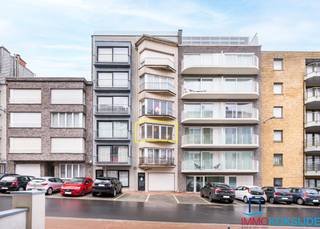 <p><strong>Koksijde-Bad, residentie Casa Esmeralda</strong>, <strong>gezellig appartement op 50m van zee, 2e verdieping met lift.</strong><br />Bestaande uit: inkomhall, zongerichte woonkamer met balkon, volledig ingerichte keuken, badkamer met douche en wastafel in meubel, afzonderlijk toilet en twee slaapkamers met balkon. Privatieve berging inbegrepen in de prijs.<br /><br /><u><strong>Enkel te bezichtigen na afspraak!</strong></u><br /><br />Het zonnige appartement is gelegen vlakbij zee en het commerciële centrum.</p>