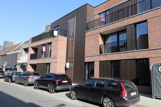 Prachtig ruim nieuwbouwappartement in hartje Ardooie.Het appartement bevindt zich op het gelijkvloers van de stijlvolle residentie Parkzicht II.Het...