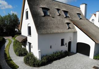 Exclusieve villa in het hart van Knokke zoute, omgeven door weelderige grandeur. Deze statige villa verwelkomt je met een imposante oprijlaan, leidt naar een paradijselijk zwembad en wordt bekroond door een charmant rieten dak. Ervaar luxueus wonen in een oase van comfort en stijl, waar elke hoek doordrenkt is met verfijning en prachtige details. Ontdek de perfecte samensmelting van elegantie en moderniteit in deze unieke villa.<br /><br />De indeling van de villa omvat een inkomhal met vestiaire en gastentoilet, een riante woon- en eetkamer met directe toegang tot de ideaal gelegen tuin met zwembad. De volledig uitgeruste keuken met moderne apparatuur beschikt tevens over een gezellige ontbijthoek. Een praktische wasruimte/berging is eveneens aangehecht.<br /><br />Op de bovenverdieping bevindt zich de master bedroom met aangrenzende badkamer, voorzien van een ligbad, douche, wastafel en toilet. Daarnaast zijn er drie volwaardige slaapkamers, elk met een eigen privé douchekamer. Op de tweede verdieping zijn er twee ruime slaapkamers met een gedeelde douchekamer. Een inpandige garage en meerdere parkeerplaatsen zijn beschikbaar, evenals een zwembad. Momenteel ondergaat de villa renovatiewerken.