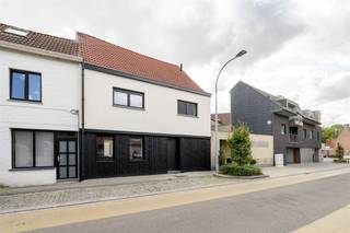 Gelegen in het charmante Meulebeke, biedt deze prachtige woning een harmonieuze combinatie van stijl en comfort. Bij binnenkomst wordt u begroet...